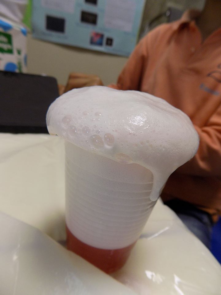 Yscientists experimentam e investigam misturas coloridas